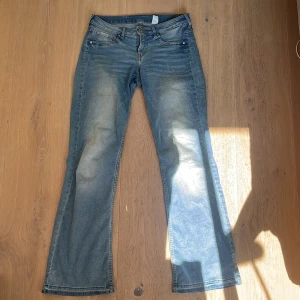 Low waist jeans - Låga jeans från hm där jag har sprättat upp och sytt om längst ned för att göra de längre, är liite korta på mig som är 177cm
