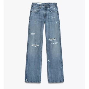 Baggy jeans från Zara - Jättesnygga jeans från Zara. Helt oänvända. Dom är helt slutsålda överallt! Nypris 400