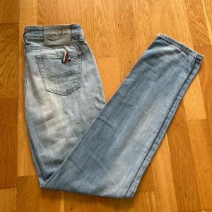 Jacob cohen jeans - Säljer nu ett par riktigt feta Jacob Cohën jeans.📏Jeansen är i stl W27 men sitter som 28-29📏De är i mycketbra skick och har bra passform👖Tveka inte på att skriva om du har några frågor‼️🪨Priset är inte hugget i sten🪨