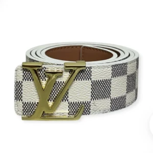 Louis Vuitton rutigt bälte med LV-spänne - Snyggt bälte från Louis Vuitton med klassiskt rutigt mönster i vitt och grått. Bältet har ett stort guldfärgat LV-spänne och är gjort i exklusivt skinn. Perfekt accessoar för att lyfta din outfit med en lyxig touch.