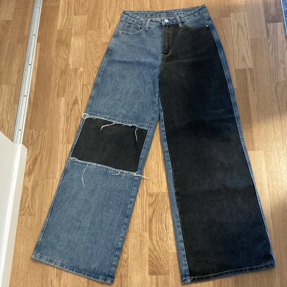 Wide jeans med patchwork i blå och svart - 1