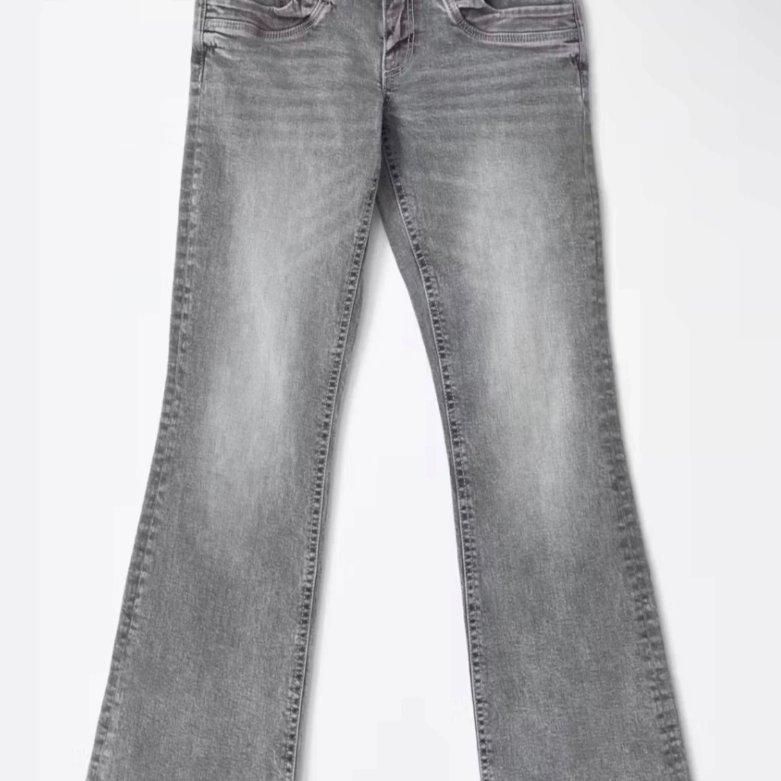 Grå bootcut jeans med tvättad look