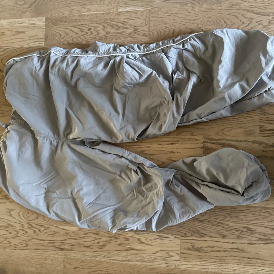 Grå parachute byxor  från H&M Divided