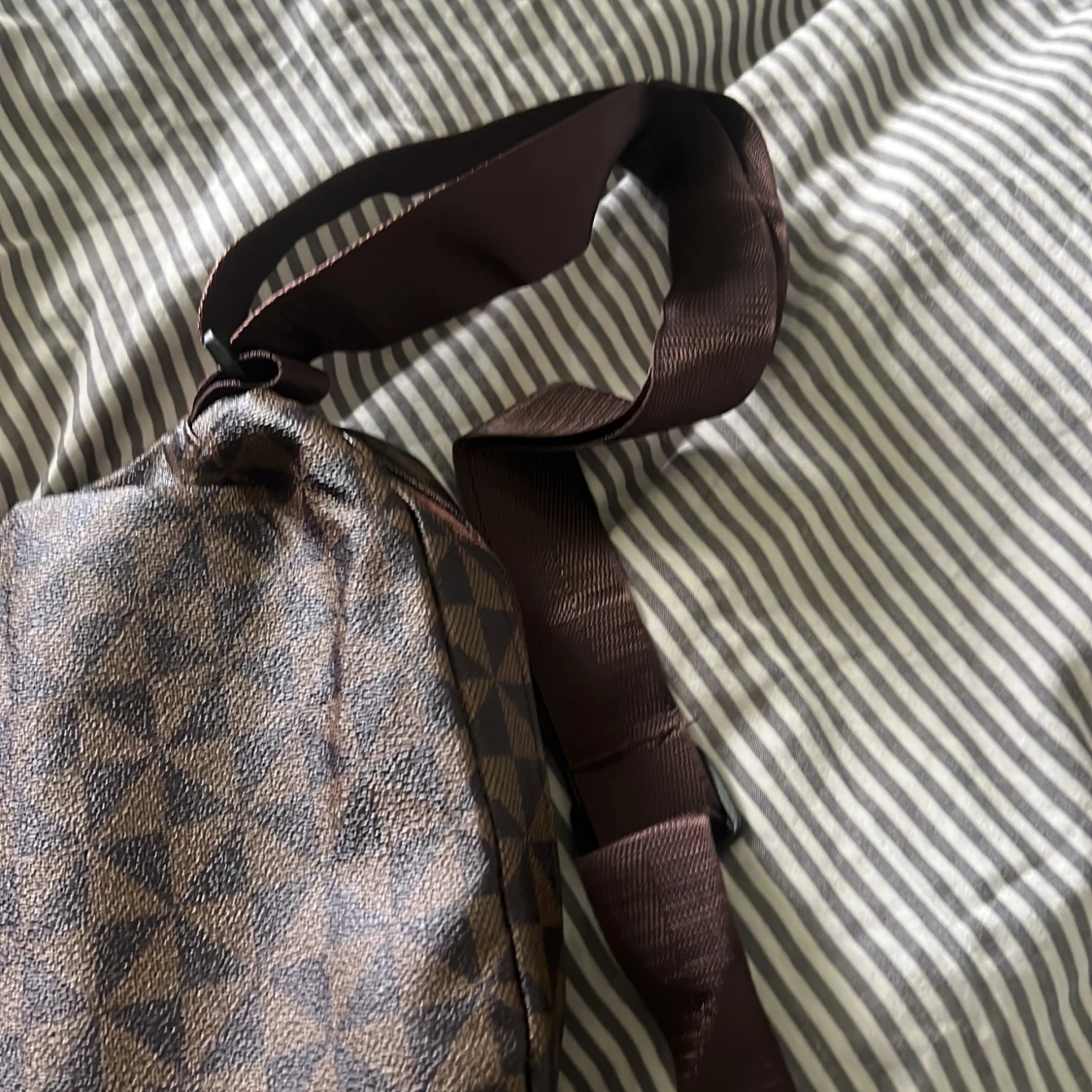 Brun axelväska med hajmotiv - 3