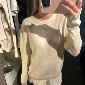 Beige/vit stickad tröja från Zara - Supermjuk och basic beige/vit stickad tröja från Zara med rund halsringning och långa ärmar. Från barnavdelningen men sitter som storlek S🧚🏼‍♀️