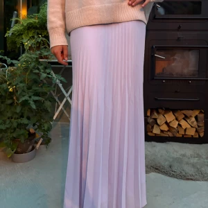 Ljuslila plisserad långkjol - Superfin ljuslila långkjol som sitter så fint på!💜💜