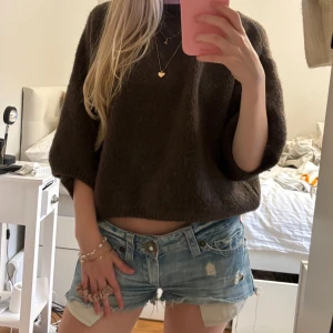 Lågmidjade jeansshorts från Indian Rose - Snygga ljusblå jeansshorts från Indian Rose med låg midja och råa, fransiga kanter. Shortsen har slitna detaljer 💕💕💕 passar xs-s 
