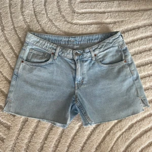 Lågmidjade jeanshorts - Säljer min fina Lågmidjade jeanshorts. Använd 1 gång. Nu utan prislapp. 