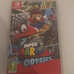 Super Mario Odyssey - Följ med Mario på ett episkt äventyr genom olika världar! Med färgstarka miljöer, coola utmaningar och Marios ikoniska röda keps är detta ett måste för alla som gillar action och äventyr. Perfekt för unga och unga vuxna som vill ha kul på Nintendo Switch.