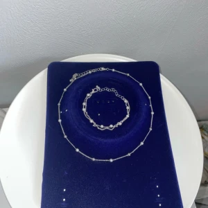 Pärlhalsband och armband  - Säljer ett set som aldrig har används 