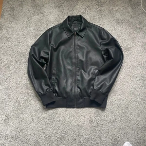 Läderjacka. - Svart läderjacka i mycket bra skick, storlek S och av icke äkta läder. Om ni har frågor är det bara att kontakta mig.