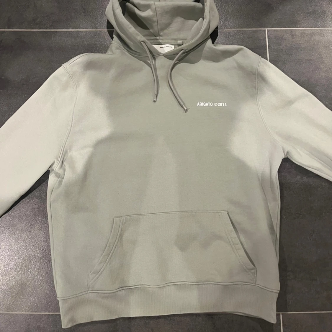 Grå hoodie från Axel Arigato - 90