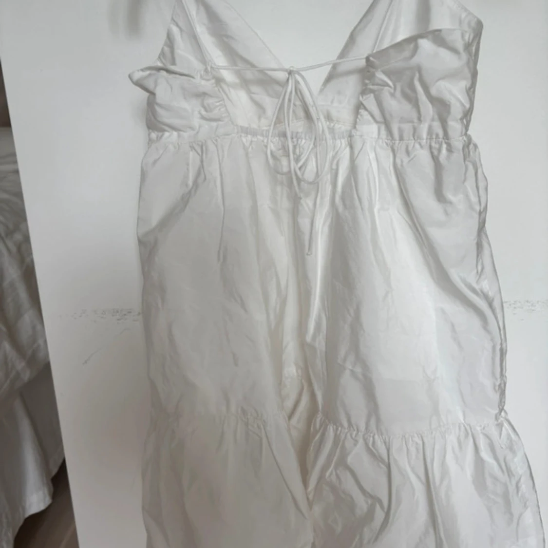 Vit klänning urringad  - 2