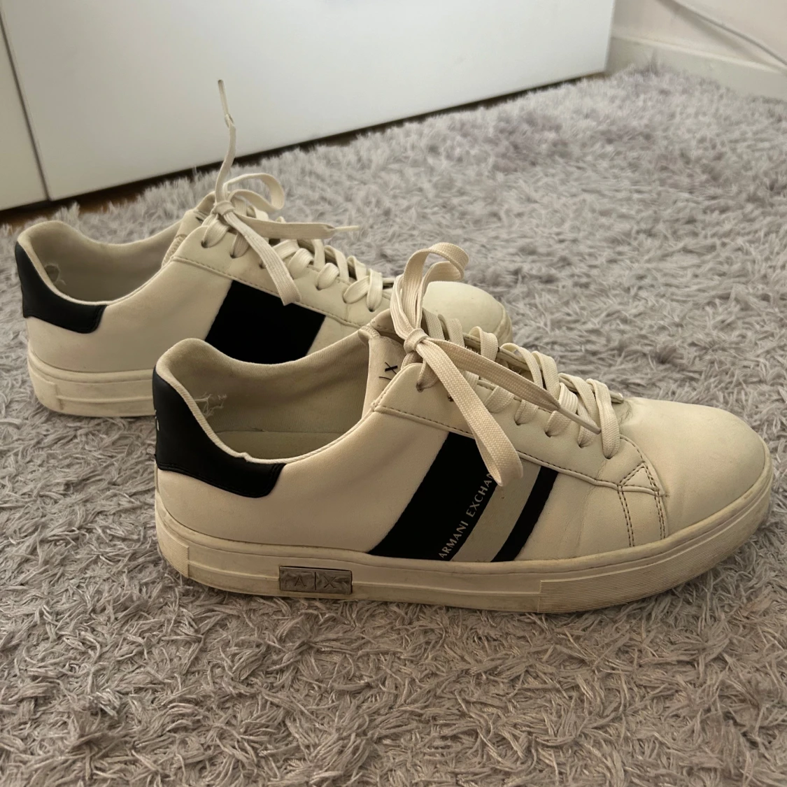 Vita sneakers från Armani Exchange