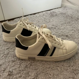 Vita sneakers från Armani Exchange - Snygga vita sneakers från Armani Exchange. Några mindre defekter som man kan se på bilderna annars inget. Storlek 40 men kan passa en 39 också.