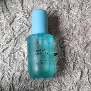 Hair and Body Mist - Fräsch och lätt hår- och kroppsmist från Doxa i doften Light Serenity. Flaskan är frostad turkosblå plast med rundad form och matchande blått lock. Rymmer 95 ml och är perfekt att ta med i väskan för en snabb uppfräschning. Bara sprejat för att känna lukten☺️
