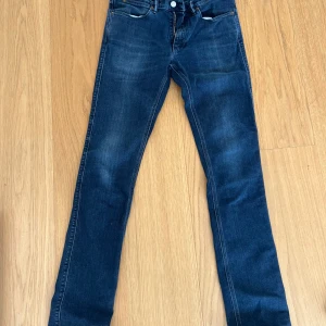 Mörkblå jeans från Acne Studios - Snygga mörkblå jeans från Acne studios. Väldigt bra skick. Köpta för ca 4000