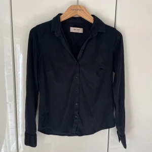 Klassisk mjuk skjorta från Mos Mosh - Endast använd en gång. Inköpt för några veckor sedan.