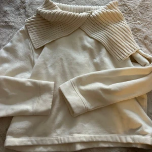 Beige tröja med stickad krage från Zara - Superfin beige tröja från Zara med unik, bred ribbstickad krage. Tröjan har lång ärm och är gjord i mjukt material. Använder inte☹️🤎🐻