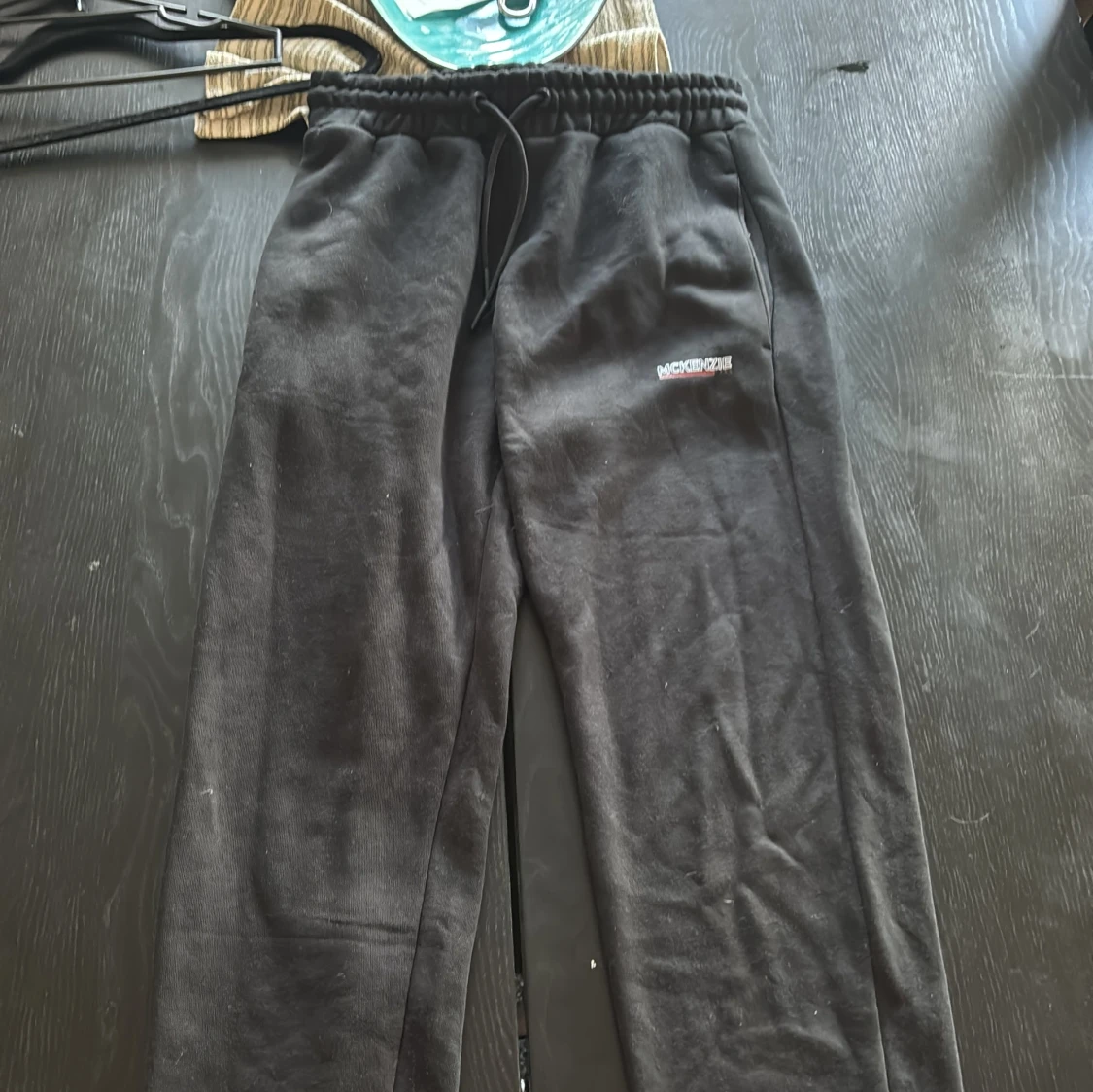 Svarta mjukisbyxor från McKenzie S