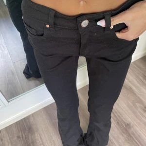 Mid waist jeans - Svarta mid waist jeans från veromoda.