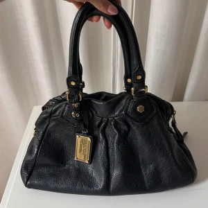 Marc Jacobs väska - Svart Marc Jacobs Classic Q leather groove bag med guld detaljer 💕