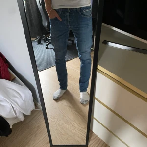 Blå Replay jeans slim fit - Säljer ett par snygga blå jeans från Replay med klassisk femficksdesign och diskreta detaljer. Jeansen har slim passform, normal midja och raka ben. Perfekta till vardagslooken och funkar året runt. Materialet är mjukt och stretchigt jeans för extra komfort. Storlek 30/32, lappen tyvärr borttagen