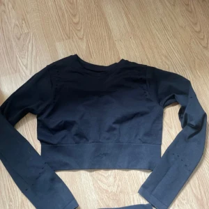 Tränings tröja - Säljer min oanvända kortare tighta tränings tröja, super skön och luftig , väldigt snygg! Sitter precis under naveln ungefär!💗