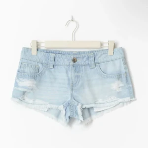 Ljusblå jeansshorts Gina 14+ - Snygga ljusblå jeansshorts med slitna detaljer från gina tricot 14+ Prislapp kvar, säljs på grund av att det är förstora för mig. Endast testade