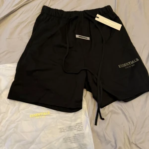 Essential shorts - Ships within 24h