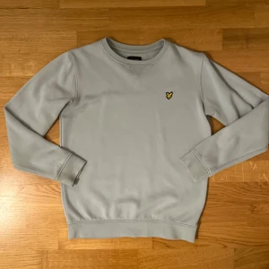 Lyle & scott tröja - Säljer nu denna snygga Lyle & scott sweatshirt i storlek 10/11 år men passar Xs beror på hur lång man är🙌 Vid minsta funderingar är det bara att kontakta🙏🙏