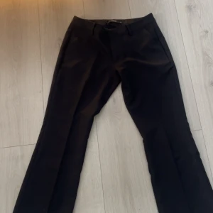 Svarta kostymbyxor från BikBok💞💞💞 - Säljer mina snygga kostymbyxor från Bikbok, storlek 36. De har en ganska low waist-passform och bootcut. Byxorna är i toppskick och har bara används ett fåtal gånger💞💞jag köpte de för 499kr.