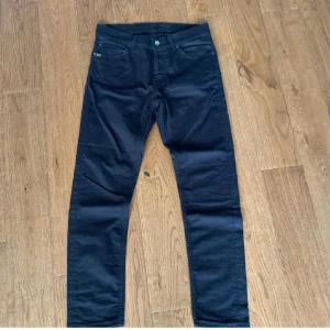 Svarta skinny jeans tigerofsweden - Snygga svarta jeans med smal passform och klassisk femficksdesign. Byxorna har normal midja och raka ben som smalnar av nedtill. Perfekta för dig som gillar en stilren och enkel look.