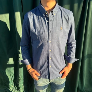 Ralph lauren skjorta  - Säljer denna sjukt snygga Ralph lauren skjortan till riktigt bra pris! Modellen är 183 cm lång och väger 70 kg