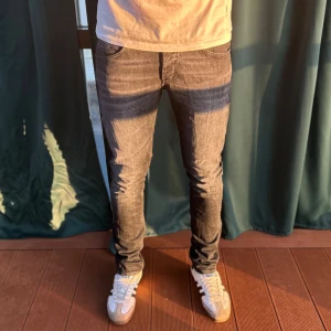 Dondup George  - Säljer nu dessa feta dondup jeans till ett super pris, helt utan defekter! Modellen är 186 cm och väger 75kg