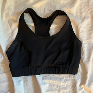 Svart sporttopp - Svart träningstopp. Aldrig använt, bara testat. Den sitter bra och känns bekväm.