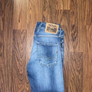 Replay Anbass ljusblå slitna jeans - Tja! Säljer mina snygga replay jeans i storlek 28/30, skulle passa dig mellan 160-170cm. De har en super snygg tvätt med snygga slitningar! Bra skick utan defekter! Hör av er vid intresse!