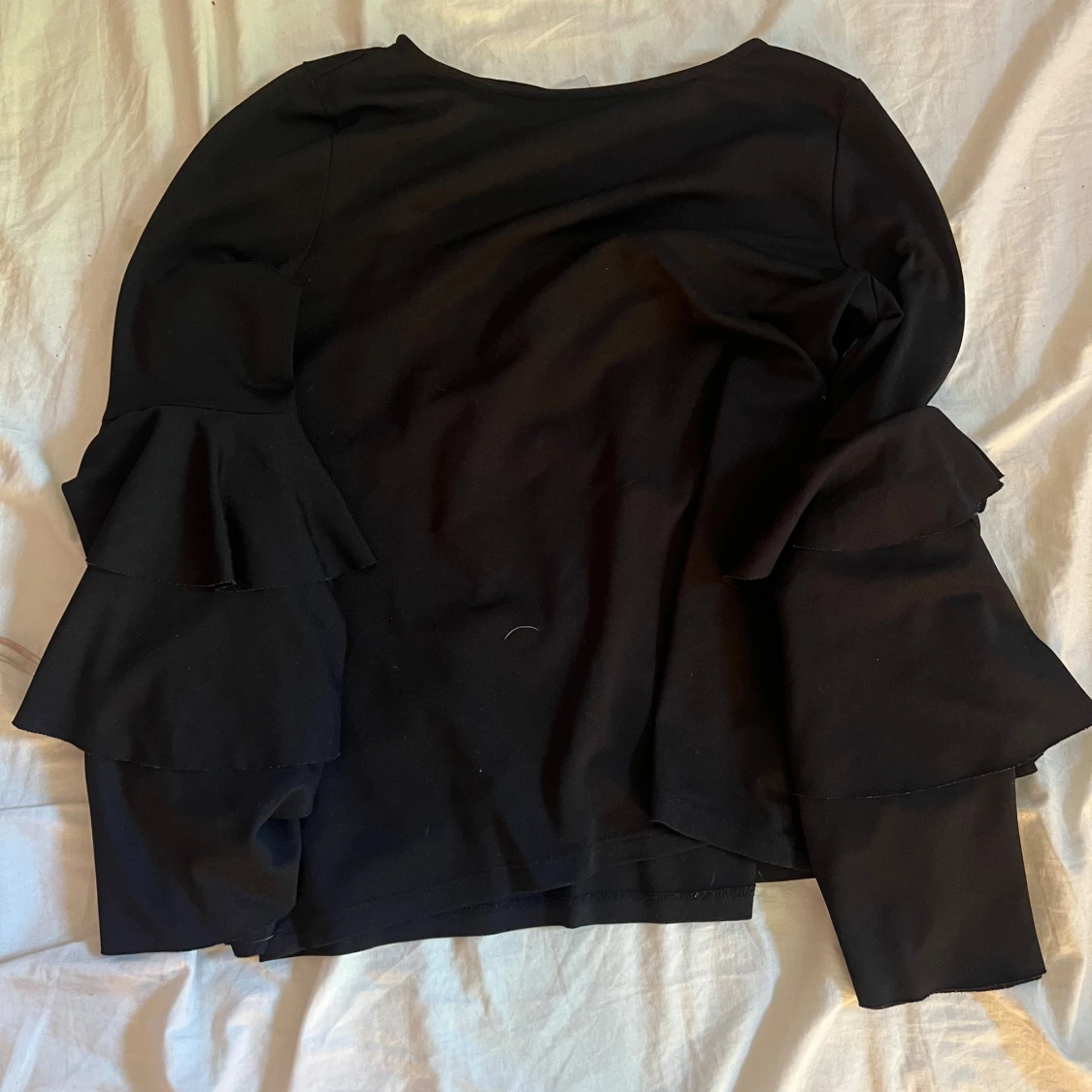 Svart topp med volangärmar
