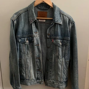 Levi's klassisk jeansjacka blå Dam - Tja 👋 säljer nu min mammas snygga jeansjacka från Levis som inte passar henne längre. Jackan har snygga silvriga knappar framtill och har två bröstfickor med lock och två andra fickor på sidorna. Perfekt att slänga över en hoodie eller t shirt för en chill look😎 Nypris 1400kr! Har bara använt 3-5 gånger, skriv vid minsta fundering och pris kan diskuteras.