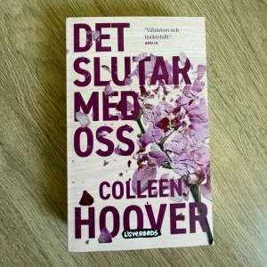 Det slutar med oss - En gripande berättelse om Lily som följer sina drömmar till Boston och öppnar en blomsterhandel. När hon möter Ryle förändras allt, men gamla känslor och utmaningar hotar det nya livet. Perfekt för dig som gillar starka känslor och relationer.