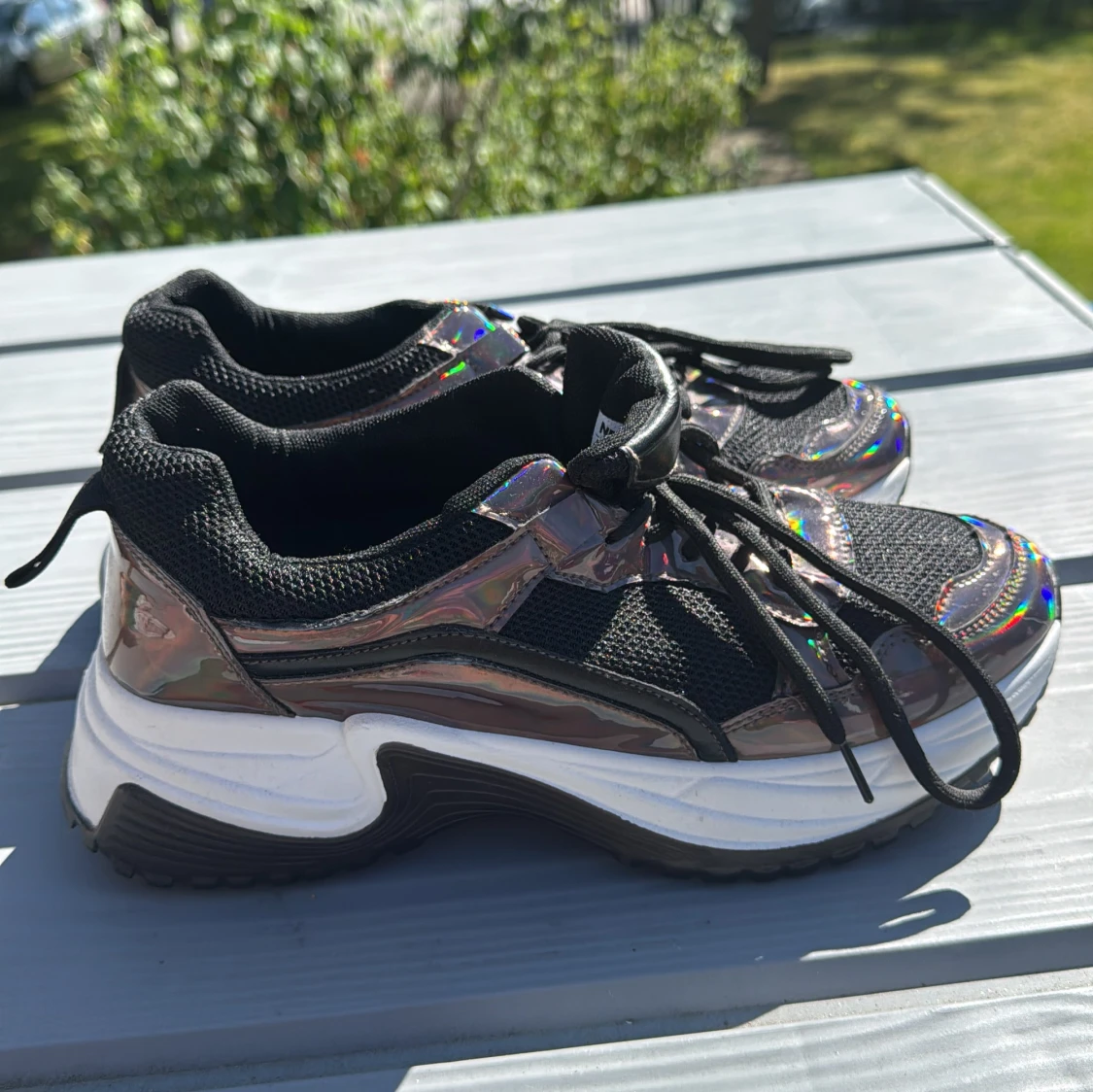 Chunky svarta sneakers med holografiska detaljer