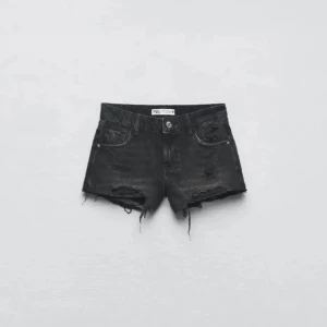 Svarta jeansshorts från Zara - Snygga svarta jeansshorts från Zara med slitna detaljer och fransig kant. Klassisk femficksmodell med knapp och dragkedja framtill. Perfekta för en cool och avslappnad stil under varma dagar. Skriv gärna vid funderingar. Pris kan alltid diskuteras💓💓
