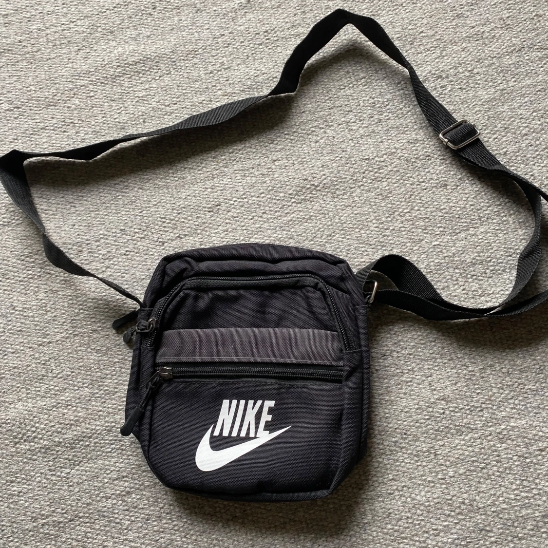 Svart Nike axelväska