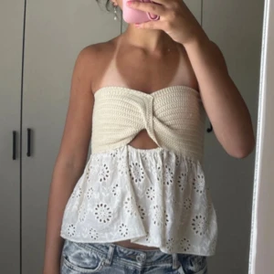 Cremefärgad bandeau topp från Zara  - Supersöt bandeau topp i vitt/cremefärgaf med virkad överdel och broderad volang nedtill. Toppen är axelbandslös. Perfekt för varma dagar och ger en riktigt somrig vibe. Buda gärna! 💞