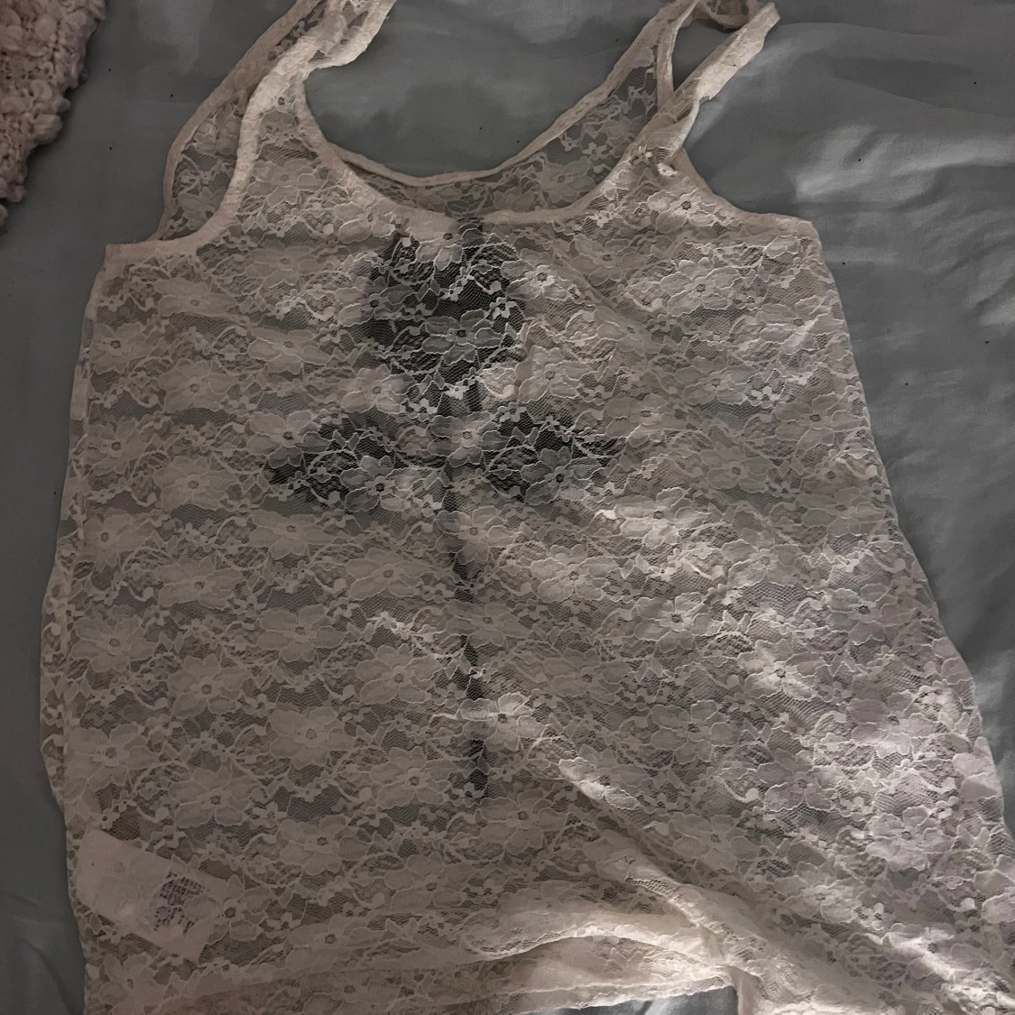 Vit spetslinne med svart ros - 2