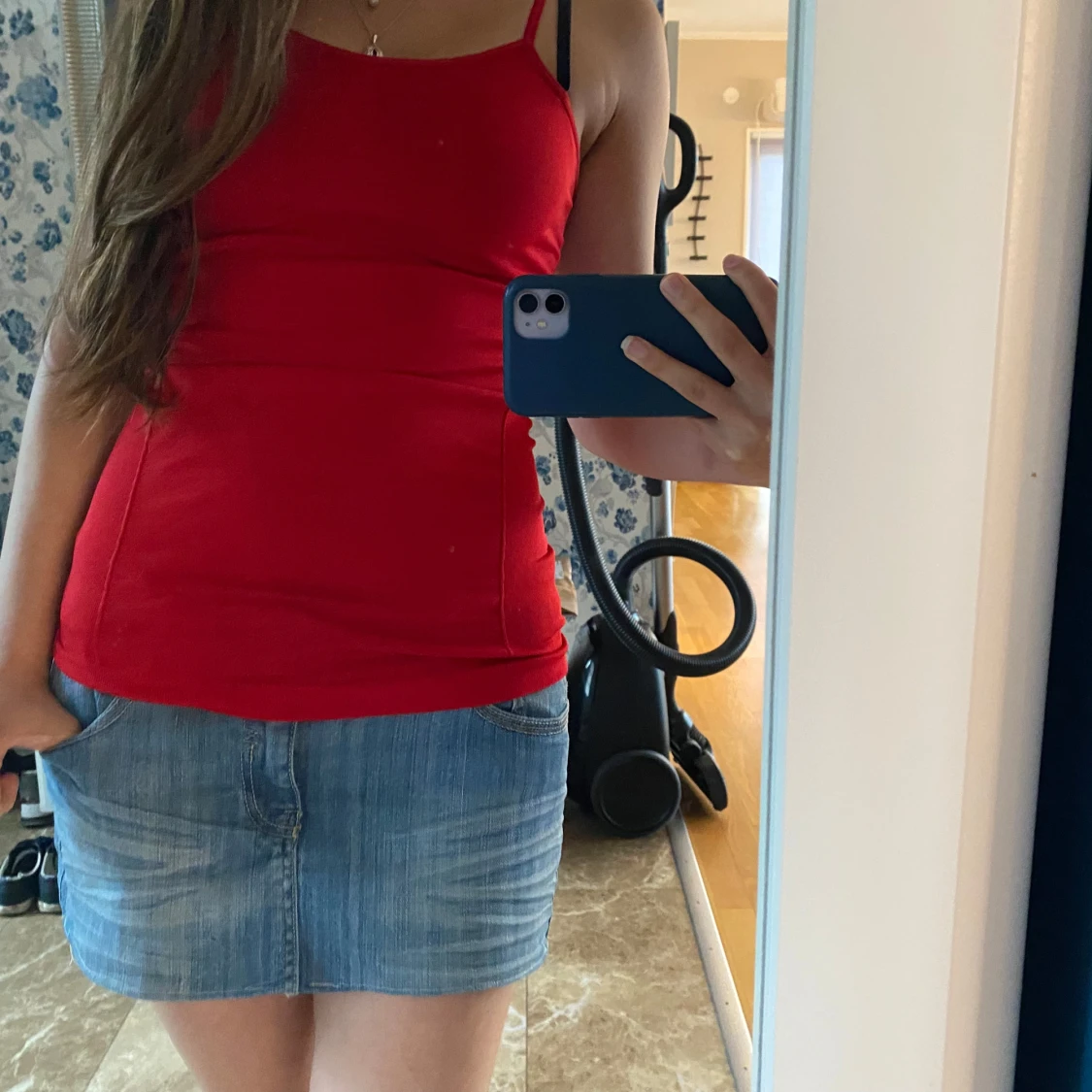 Röd linnetopp med smala axelband - 2