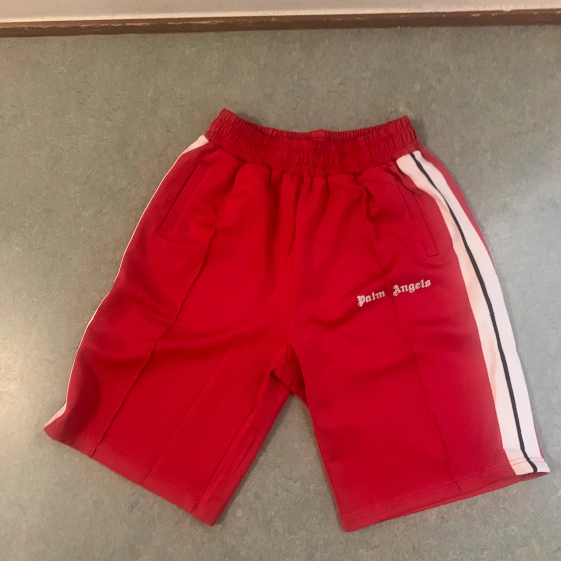 Röda Palm Angels shorts med ränder