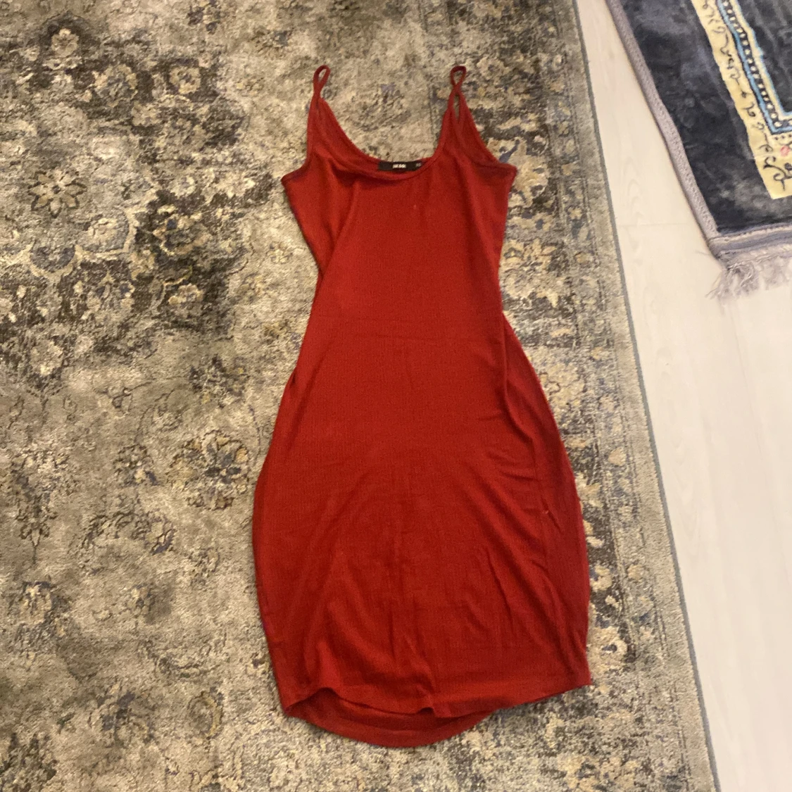 Röd ribbad klänning från Bik Bok XS