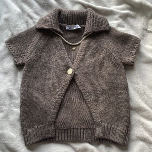 Zara kofta  - Helt oanvänd💕fick i julas aldrig använt                       Mycket bra skick💕storlek S men känns mindre och är från Zara!! Pris kan diskuteras 