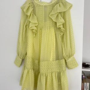 Gul volangklänning med prickar - Supergullig klänning från H&M. Aldrig använd tyvärr. Storlek xs men passar även större storlekar skulle jag säga 💛